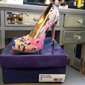 NWT Madden Girl Floral pumps